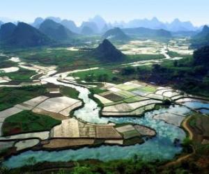 Puzzle Αγροτική Κίνα, ποτάμι και το ρύζι τομείς